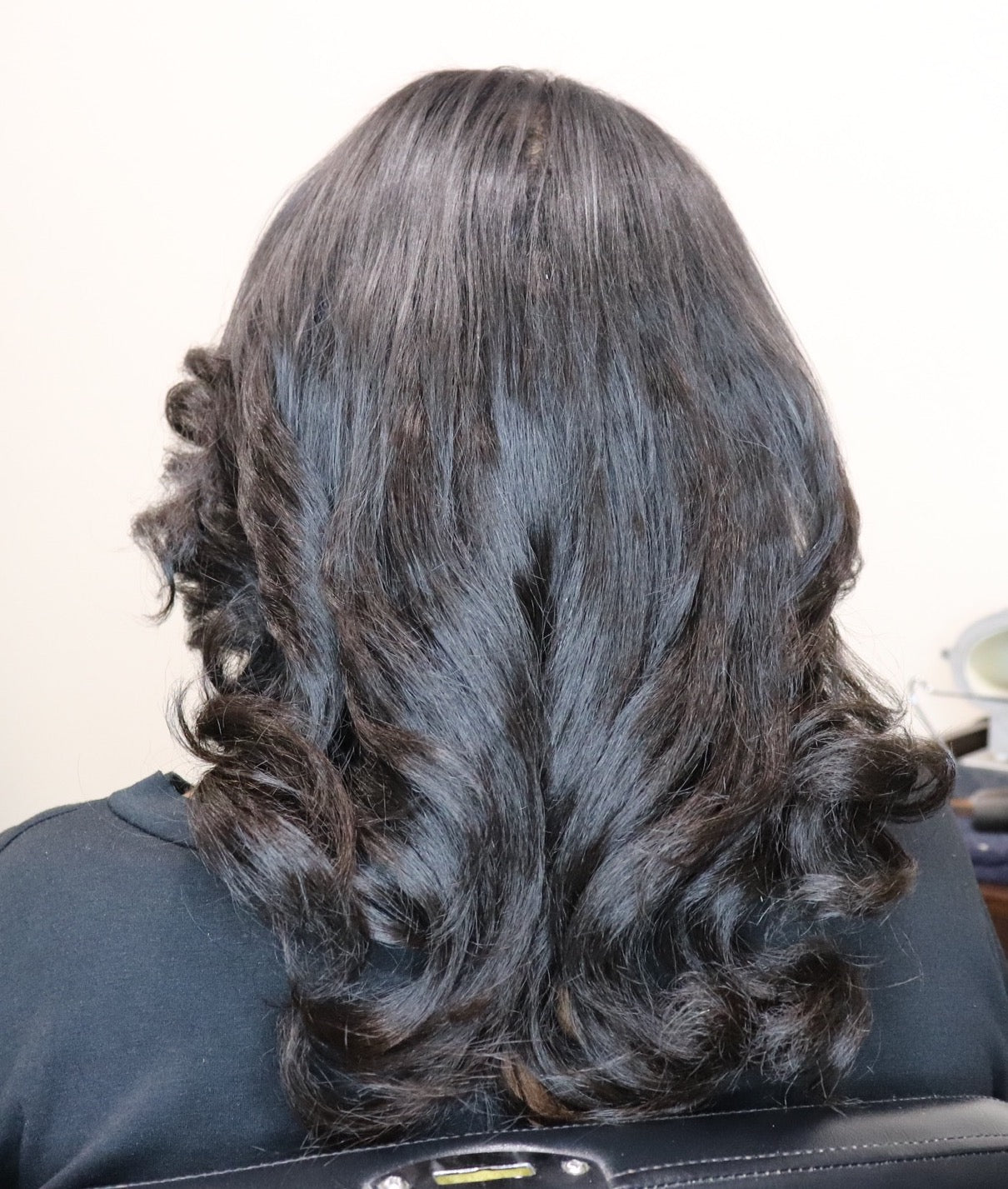 Video of Beautiful micro-link install using SL Raw Lao Curly i-tip links on natural hair 3b-3c curl hair type. 200 hair links used by SL Raw Virgin Hair. Installed by Celebrity Hairstylist Stylist Lee
