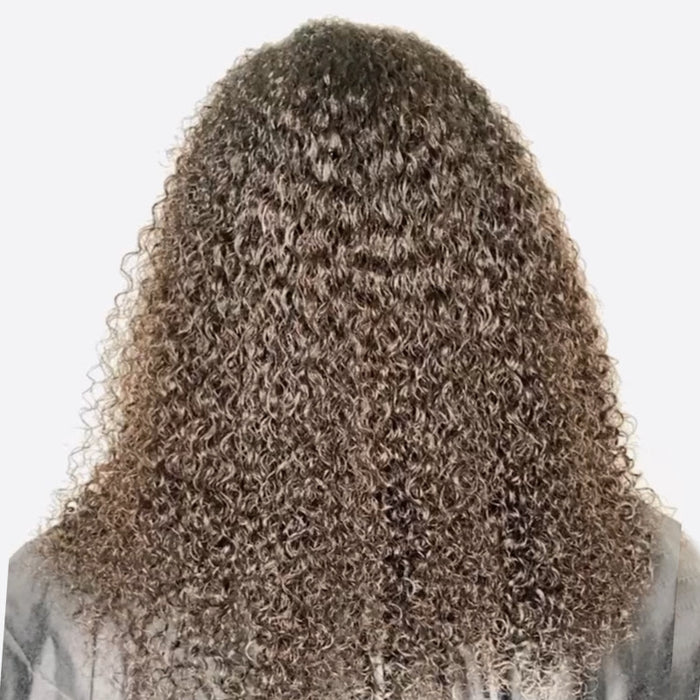 Après la transformation des extensions de cheveux microlink frisés crépus