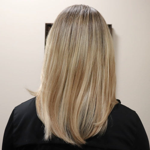 Después de la transformación de extensiones de cabello en cabello rubio fino