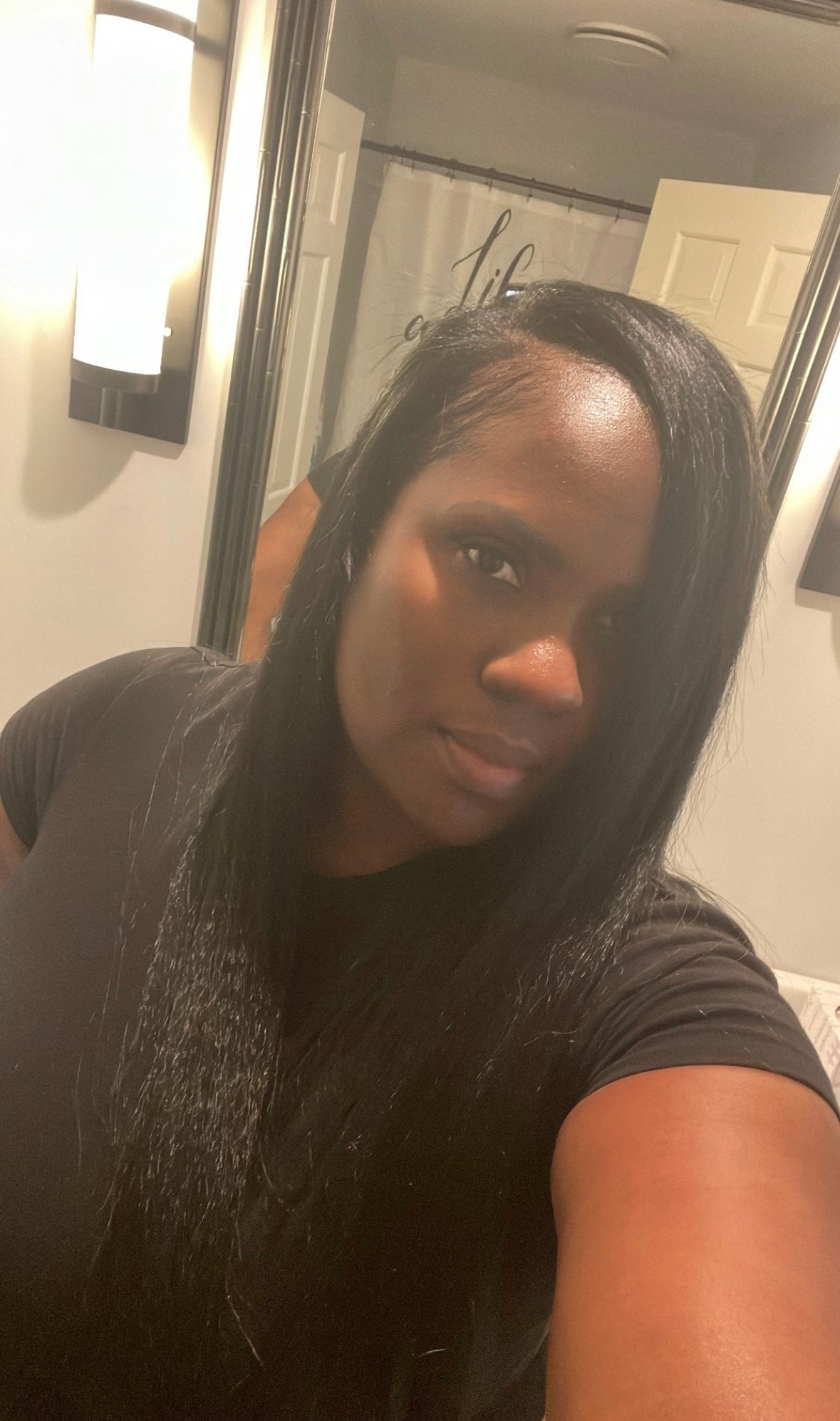 Clienta Eugenia usando extensiones de cabello humano Kinky Straight I-Tip