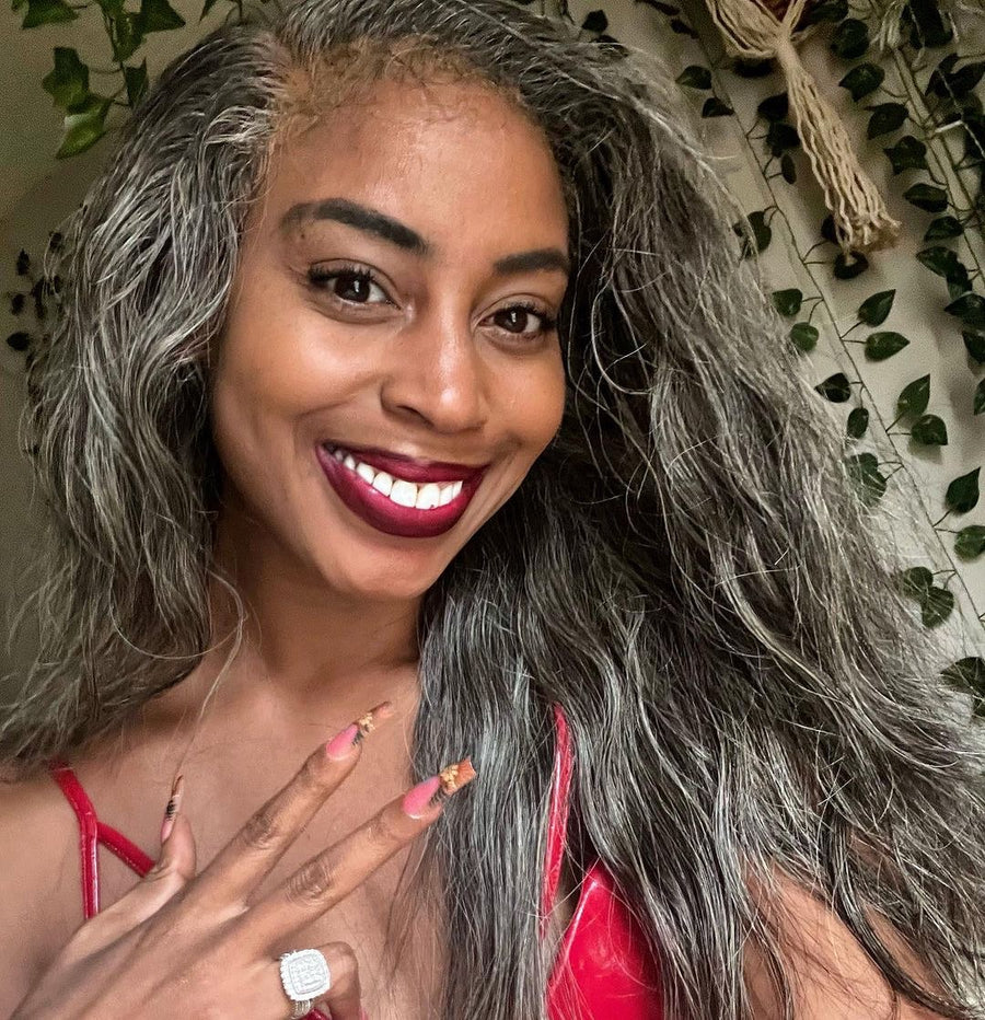 Clienta de SL Raw Virgin Hair luciendo extensiones de cabello largo gris de aspecto natural