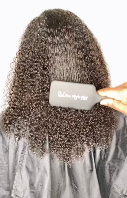 Cliente portant des extensions I-Tips Kinky Curly de cheveux vierges bruts SL coiffées en Wash 'n' Go