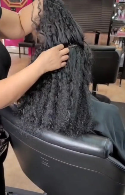 Cliente portant des extensions I-tips SL Raw Lao Curly en salon