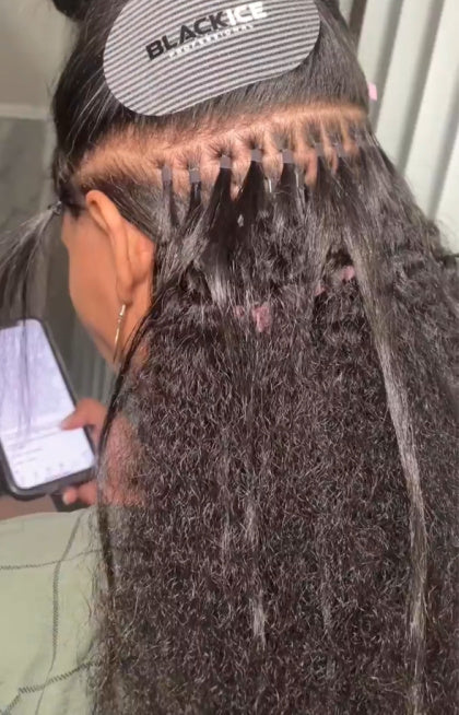Cliente portant des I-Tips SL Raw Virgin Hair Soft Kinky Curly.