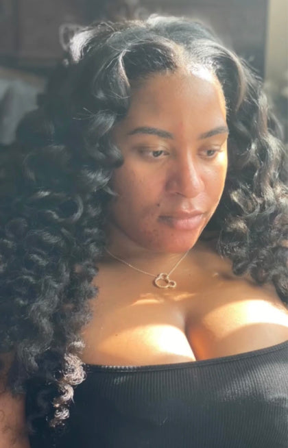 Cliente portant des I-Tips SL Raw Virgin Hair Soft Kinky Curly de 30 pouces avec des boucles faites au fer.
