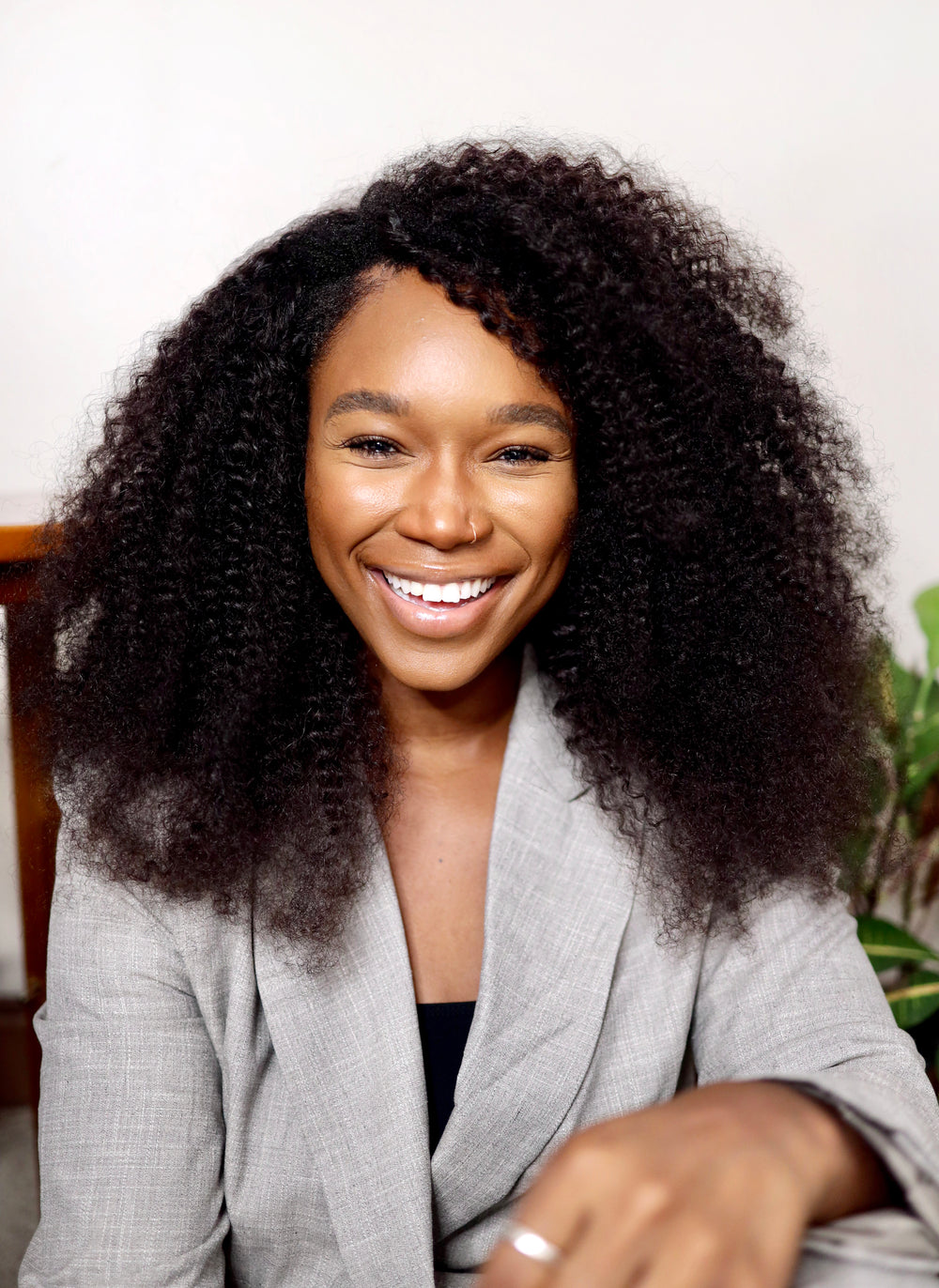Les cheveux d'Osose, l'influenceuse de SL Raw, sont magnifiques avec la perruque Kinky Curly de SL Raw.