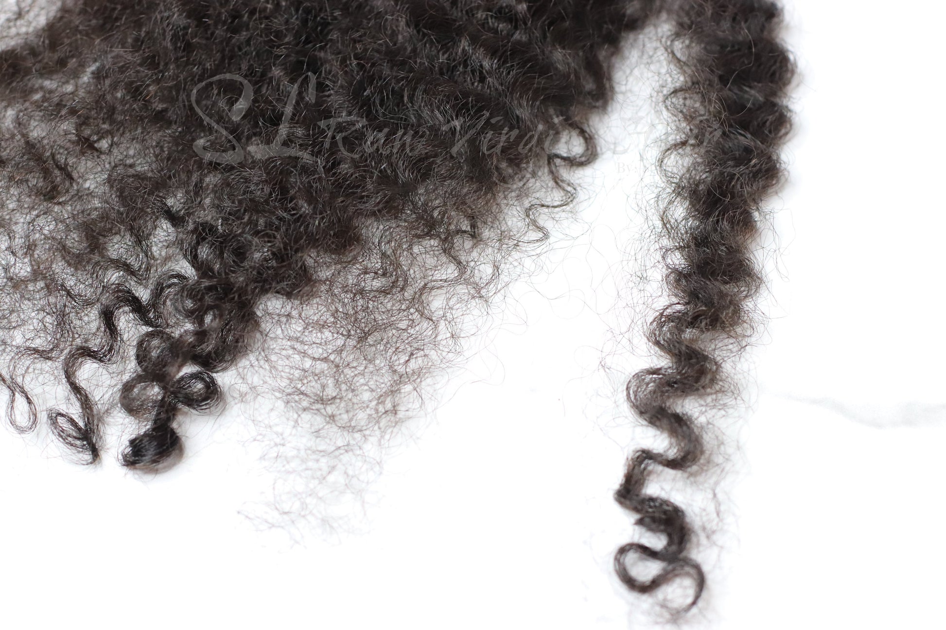 This is up close texture shot of SL Raw Soft Kinky Curly I tip hair extensions. These tips can be used for micro links, Fusions, or Brazilian knotting. Hair texture matches great with 4A-4c hair types 50 pcs Beautiful Texture shot of SL Raw Natural Black #1B Kinky Soft 50 pcs I-tip hair extensions 